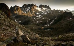 Un Lac Dans Un Paysage Minéral