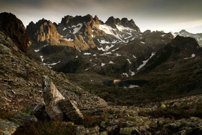 Un Lac Dans Un Paysage Minéral